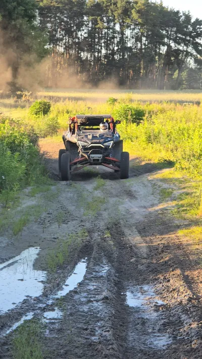 Buggy w kurzu na trasie off-road