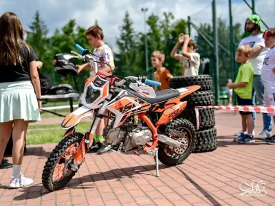 Motocykl KTM na stoisku Moto Quad Kids podczas pikniku