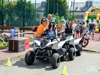 Grupa dzieci na quadach podczas eventu