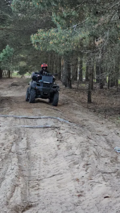 Quad na piaszczystej leśnej drodze