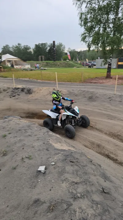Biały quad wjeżdża na piaszczysty nasyp