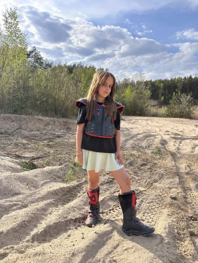 Młoda zawodniczka w stroju ochronnym