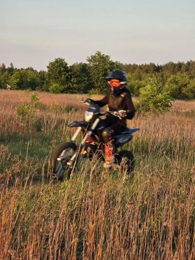 Motocykl crossowy w wysokiej suchej trawie