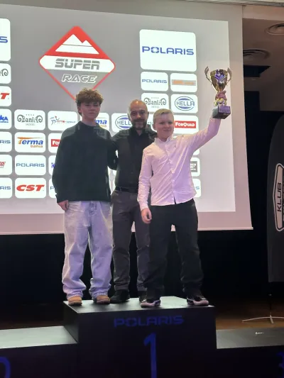 Zawodniczka Moto Quad Team z pucharem na podium Super Race