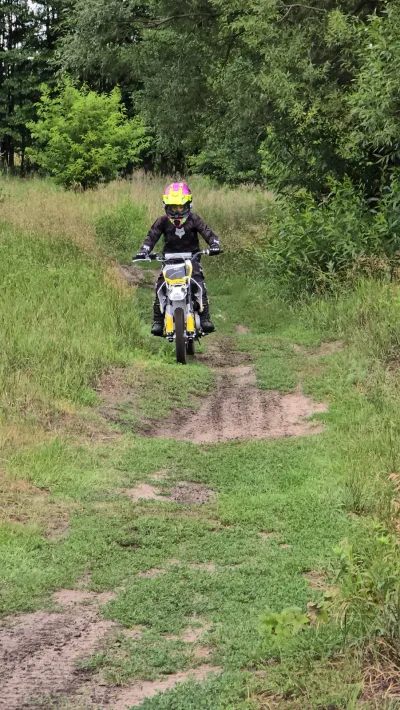 Motocykl crossowy na leśnej ścieżce