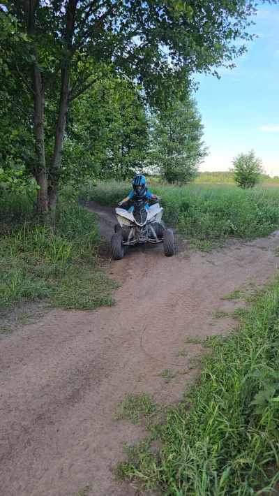Biały quad na leśnej ścieżce